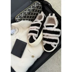 Chaussures noires en shearling à velcro bas