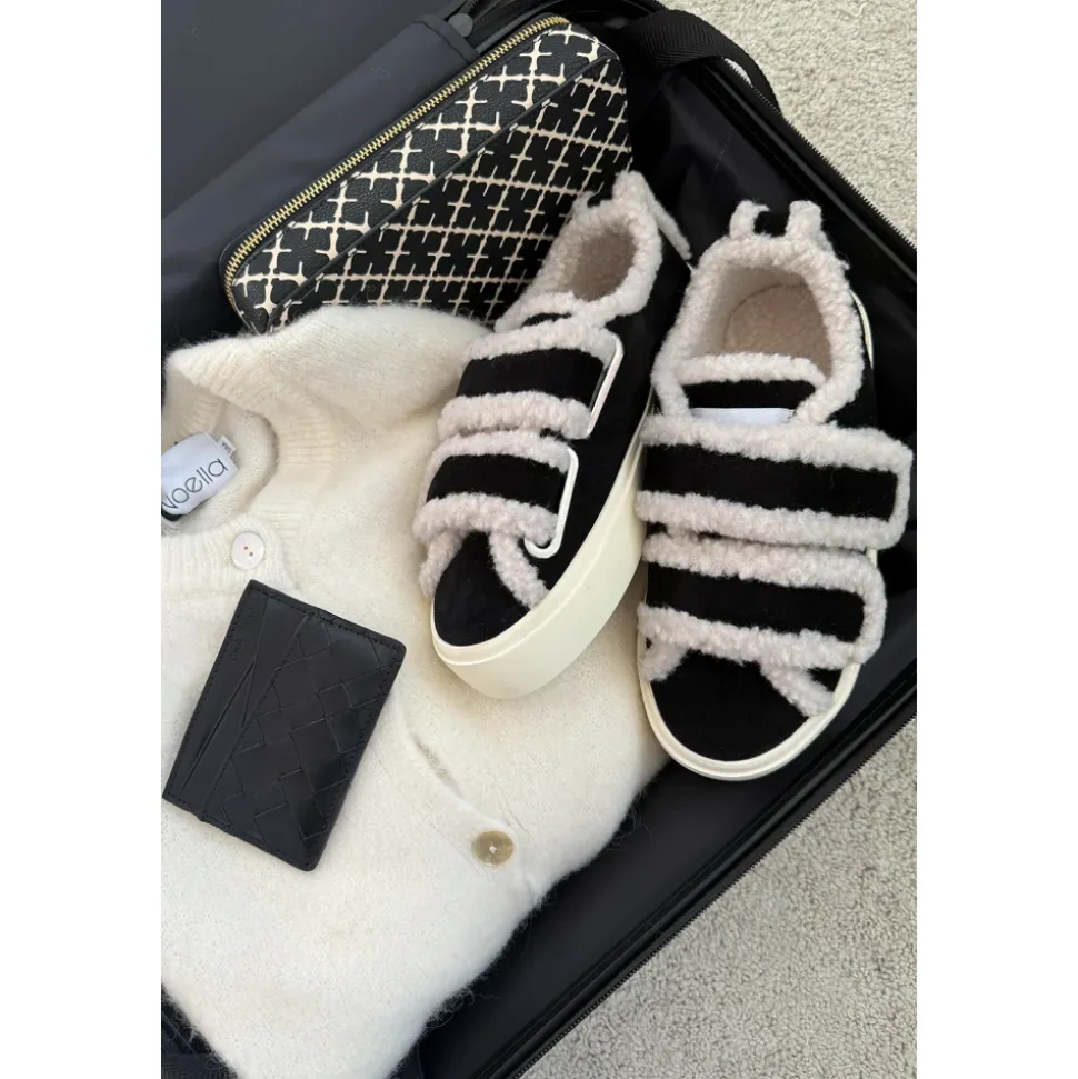 Chaussures noires en shearling à velcro bas